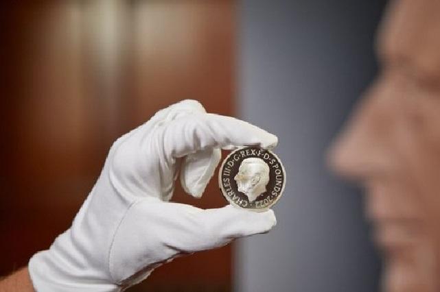 Presentan primera moneda con el retrato del rey Carlos III