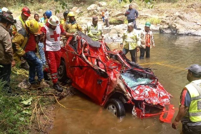Muere mujer al caer en su auto de puente en Huauchinango