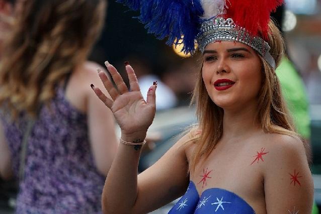 Mujeres desnudas de Times Square, entre fotos, pleitos, morbo y tolerancia