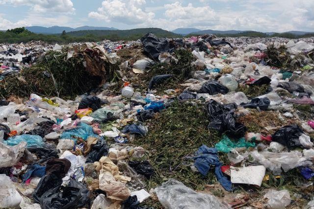 En Necoxtla piden desalojar basura que contamina canales de agua