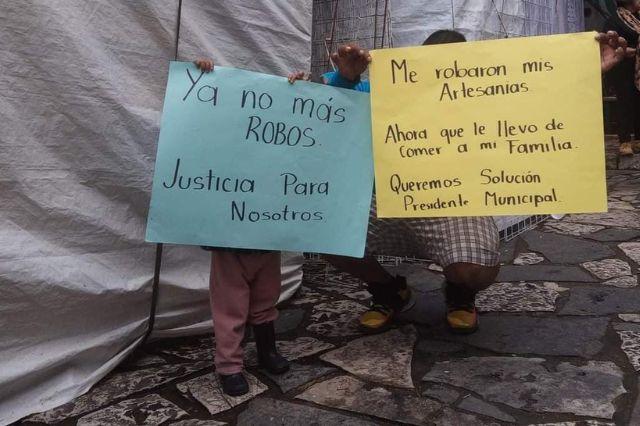 ¡Ni los artesanos se salvan!, les roban en Feria de Cuetzalan