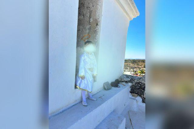 Niño vestido de ángel baja desde torre en iglesia de Huatlatlauca (video)