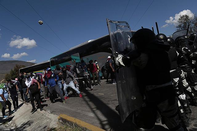 Se enfrentan normalistas de Ayotzinapa y GN en Guerrero
