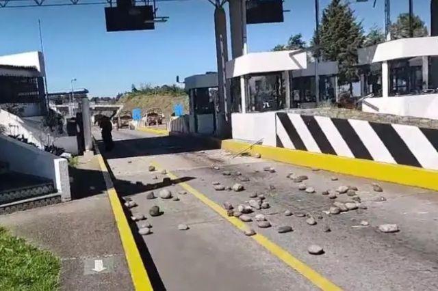 Normalistas de Teteles con bombas molotov toman la Teziutlán-Virreyes