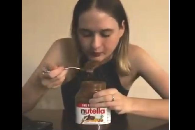 Video: Chica se come un kilo de Nutella, se hace viral y golpea la marca