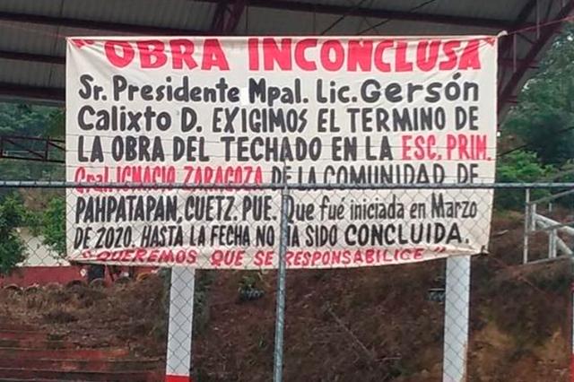 Padres de familia exigen a edil de Cuetzalan concluir obra pública