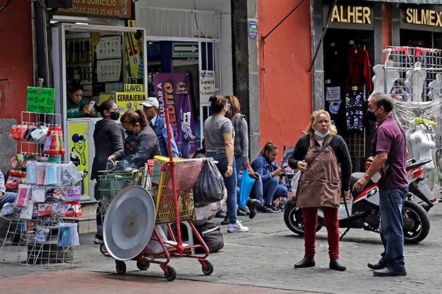 Vuelven ambulantes a centro de Puebla en reclamo de espacios