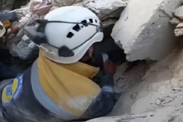 Padre no suelta la mano de su hija muerta entre escombros en Turquía