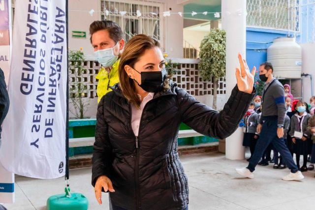 Paola Angon entrega obra en primaria 'Vicente Guerrero' de Cholula