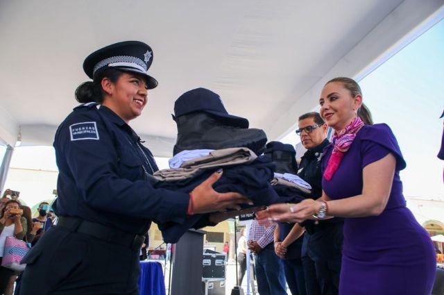 Paola Angón anuncia incremento salarial a policías de San Pedro Cholula