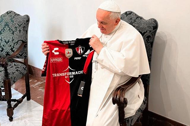 Papa Francisco posa con playeras de Atlas y Santos