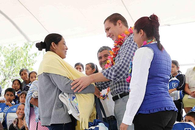 Moreno Valle entrega en La Mixteca paquetes maternales
