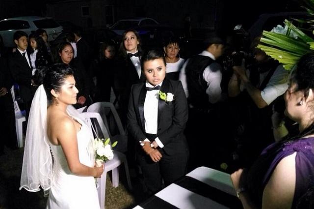 Video: Declaran legal el primer matrimonio gay en Puebla