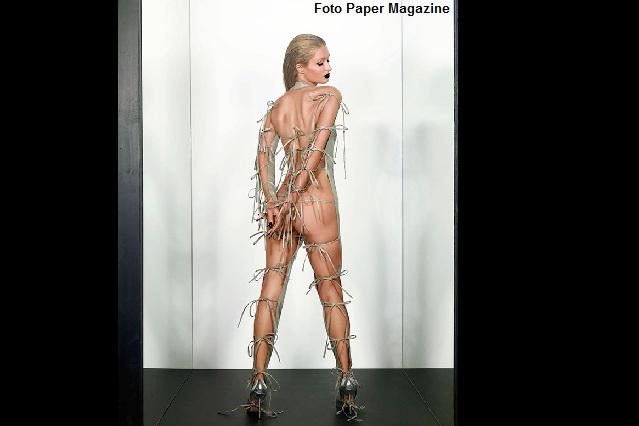 Paris Hilton emula a Kim Kardashian y muestra su trasero