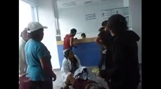 Por falta de atención, mujer da a luz en el piso de hospital de Tehuacán