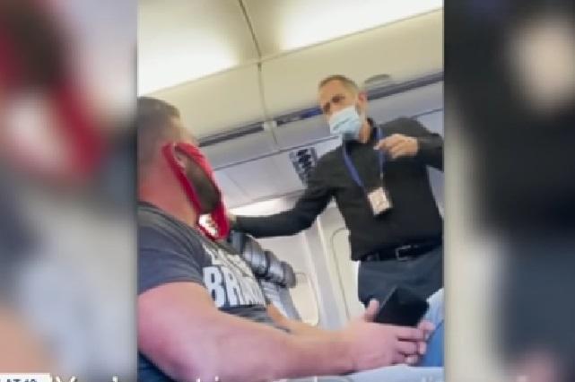 Bajan a pasajero de avión por usar ropa íntima de mujer como cubrebocas