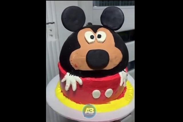 Pide pastel con forma de Mickey Mouse y al recibirlo lo califica de horrible