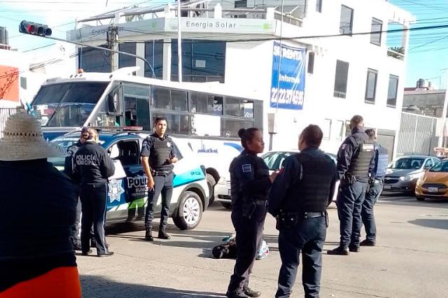 Patrulla de la ciudad de Puebla choca y deja una mujer herida