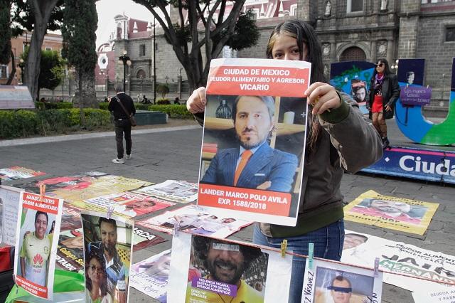 Pensión alimenticia: exhiben a padres deudores en pleno Zócalo de Puebla