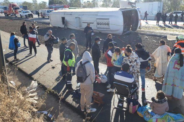 Peregrinos poblanos mueren en volcadura en la autopista México-Puebla
