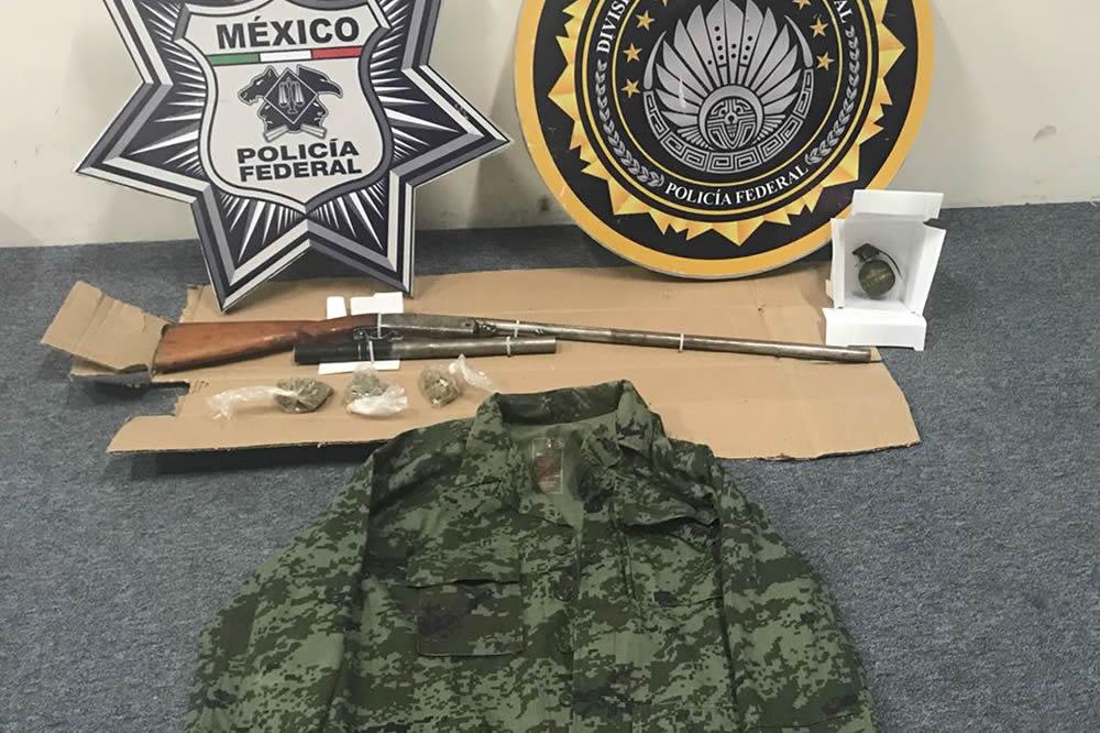 PF detiene a 3 en Esperanza con granada, droga y uniforme militar