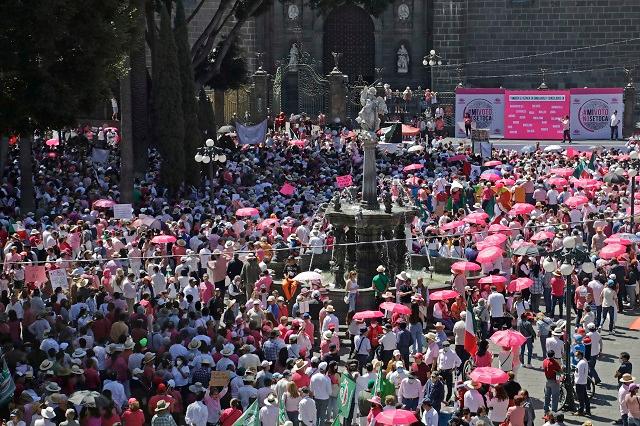Pintan zócalo de rosa y blanco para pedir a SCJN invalidar Plan B en Puebla