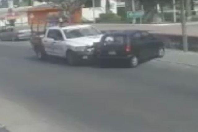 Policía estatal choca patrulla, acusan que estaba distraído en el celular (video)