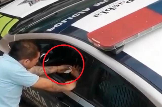 Policía de tránsito recibe mordida en Puebla (Video)