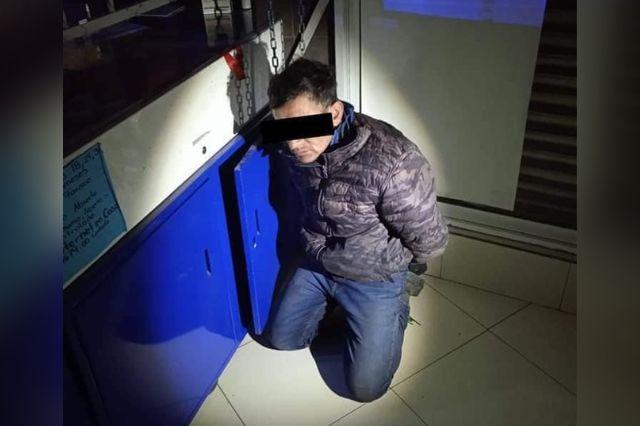 Policías atrapan a ladrón en pleno robo a tienda Telcel en Texmelucan