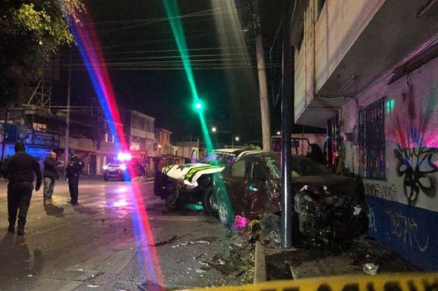 Policías municipales de Puebla chocan contra un auto durante persecución 