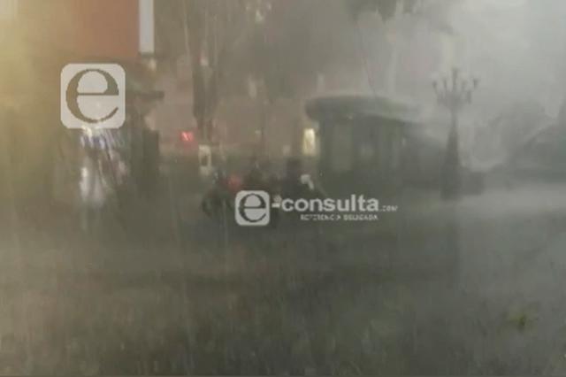 Por lluvias en Puebla cae árbol a joven y se inundan calles