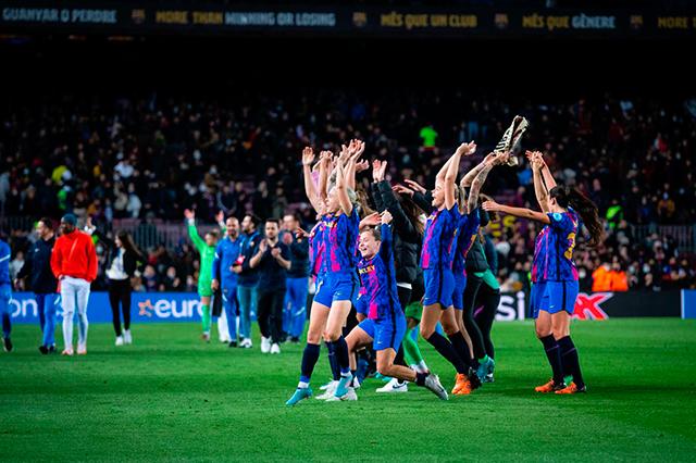 Con fiesta y récord, Barca aplasta al Madrid en Champions Femenil