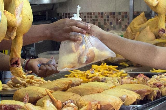Precio del pollo en México casi alcanza al cerdo