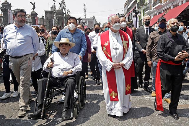 Participa el gobernador Barbosa en procesión de Viernes Santo