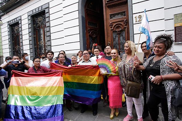 Tras polémica avalan castigar en Puebla terapias de conversión