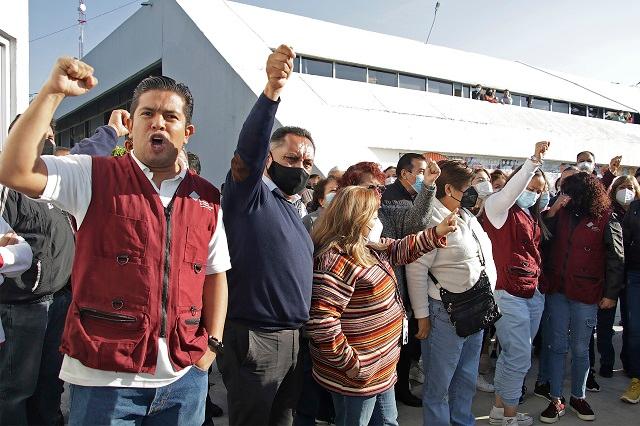 Maestros en Puebla arman protesta en SEP; exigen alza salarial que anunció AMLO