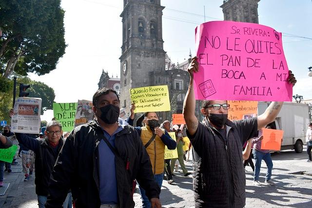 “Queremos solución, no reubicación”, protestan voceadores de Puebla
