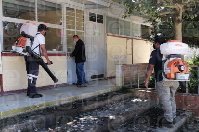 Sanitizan escuelas en Zacapoaxtla por regreso a clases