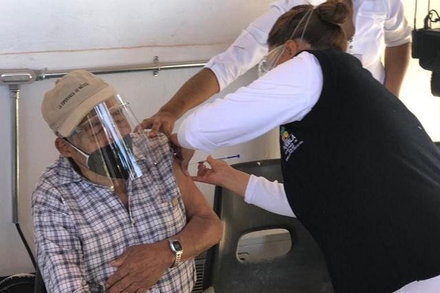 Régulo Cortés es el primer abuelito vacunado contra Covid-19 en Acatlán 