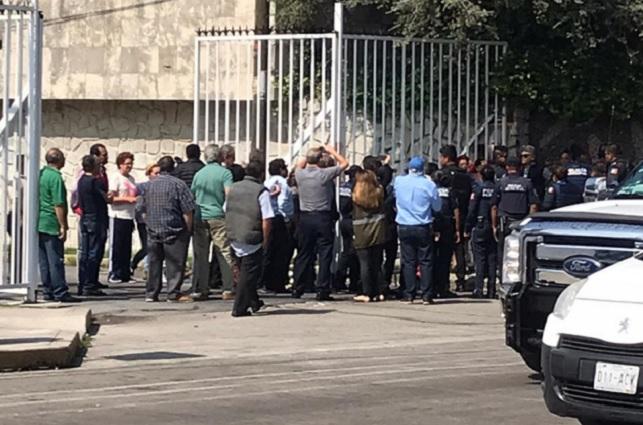 Defienden vecinos de Bellavista rejas de seguridad en calles