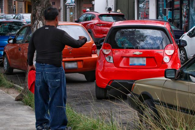 Remiten al Juzgado a 27 franeleros por apartar estacionamiento en Puebla
