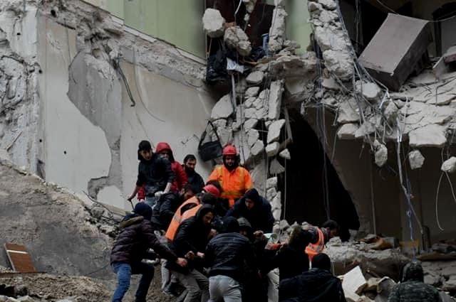 Rescatistas mexicanos viajan a Turquía tras terremoto, confirma Ebrard