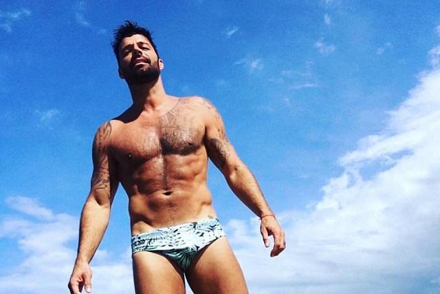 Ricky Martin se va a la playa y paraliza las redes con traje de baño