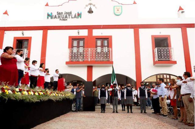 Rinde protesta alcaldesa electa de San José Miahuatlán
