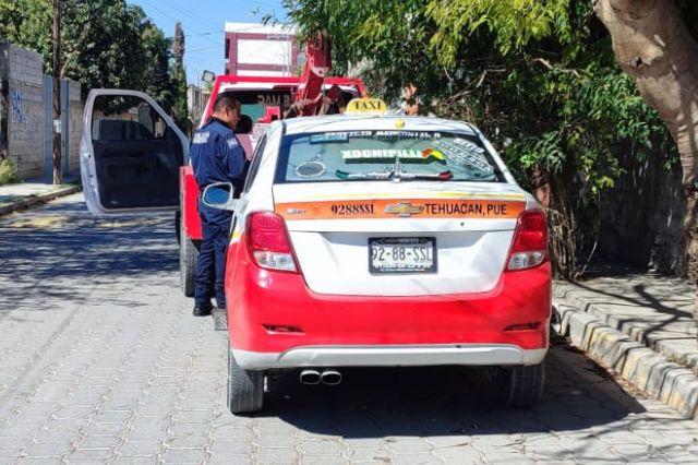 Roban auto a taxista de Tehuacán, gremio se manifiesta en Casa de Justicia
