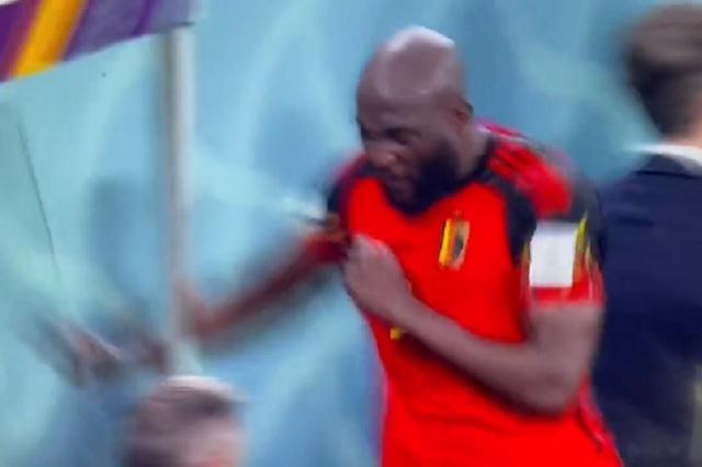 Romelu Lukaku perdió el control tras eliminación de Bélgica (video)