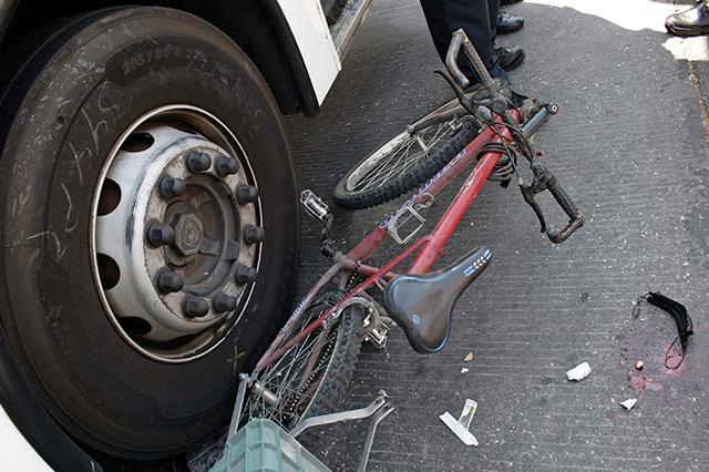 RUTA Línea 3 atropella a ciclista en Bulevar 5 de Mayo (Fotos)