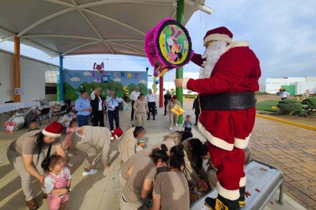 Santa Claus visita a niños en Cefereso de Morelos con regalos de Navidad