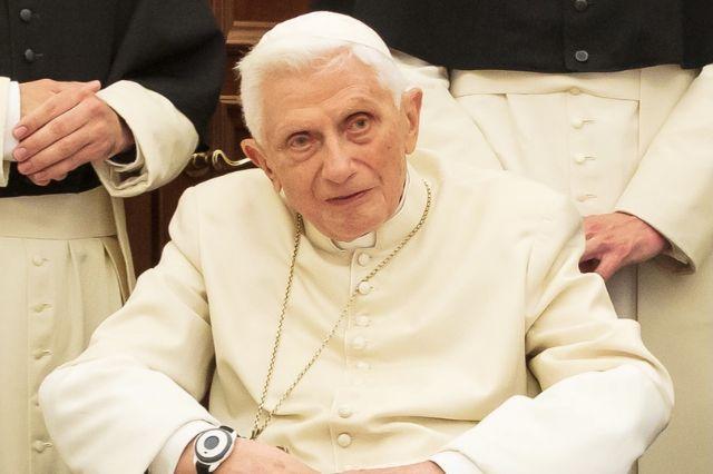 Se agrava salud de Benedicto XVI, Papa Francisco pide orar por él