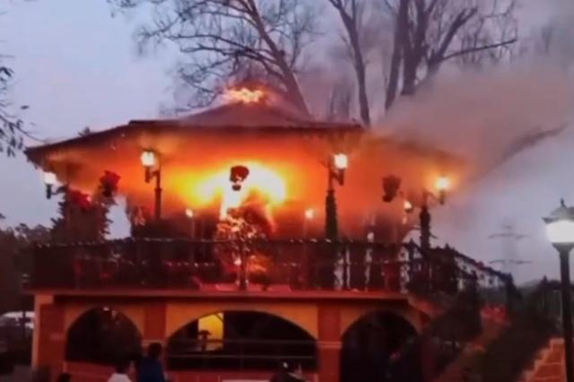 Se incendia árbol de Navidad en Berinstáin, Ahuazotepec (video)